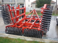 TANJIRAČA je namenjena za tanjiranje pooranog zemljišta pred setvu, ljuštenje strnjišta, zaoravanje stajskog đubriva i slične poslove.