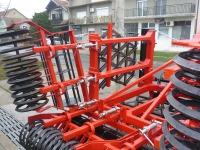 TANJIRAČA je namenjena za tanjiranje pooranog zemljišta pred setvu, ljuštenje strnjišta, zaoravanje stajskog đubriva i slične poslove.