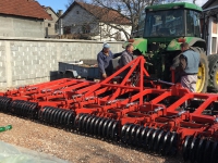TANJIRAČA je namenjena za tanjiranje pooranog zemljišta pred setvu, ljuštenje strnjišta, zaoravanje stajskog đubriva i slične poslove.