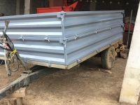 Napravljena komplet prikolica sa duplim stranicama